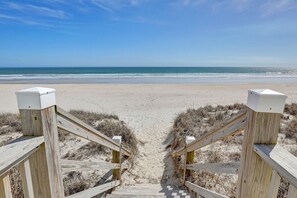 On the beach - Beautiful 5 Bedroom oceanfront home with community pool (North Topsail Beach)