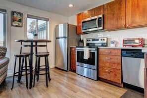 Fridge, microwave, oven, stovetop - The Mountain House - Enjoy Our Spectacular Views (Estes Park)