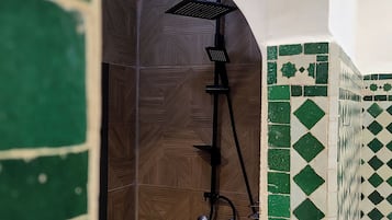 Leilighet – comfort | Bad | Dusj, håndklær, såpe og sjampo