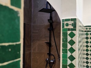 舒适公寓 | 浴室 | 淋浴设施、毛巾、肥皂、洗发水