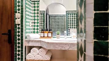 Apartamento conforto | Banheiro | Chuveiro, toalhas de banho, sabonete, shampoo