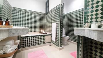 Appartement Confort | Salle de bain | Douche, serviettes fournies, savon, shampoing