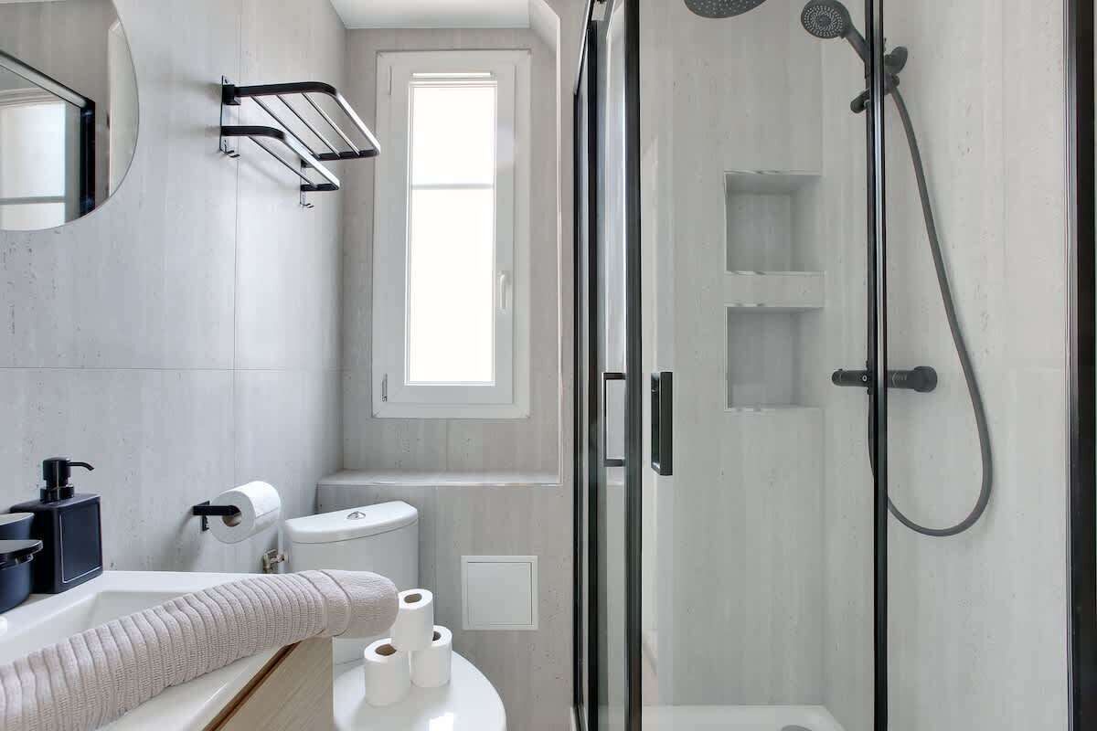 Douche, sèche-cheveux, shampoing