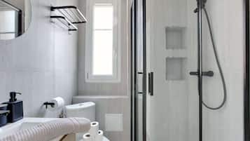 Douche, sèche-cheveux, shampoing