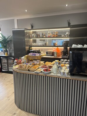 Un'area buffet con diversi cibi e un angolo caffè.