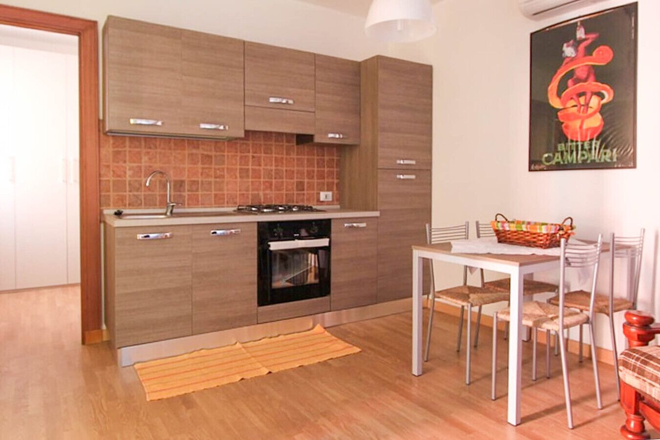 Frigorifero, forno, piano cottura, pentole/stoviglie/utensili