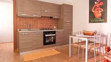 Frigorifero, forno, piano cottura, pentole/stoviglie/utensili