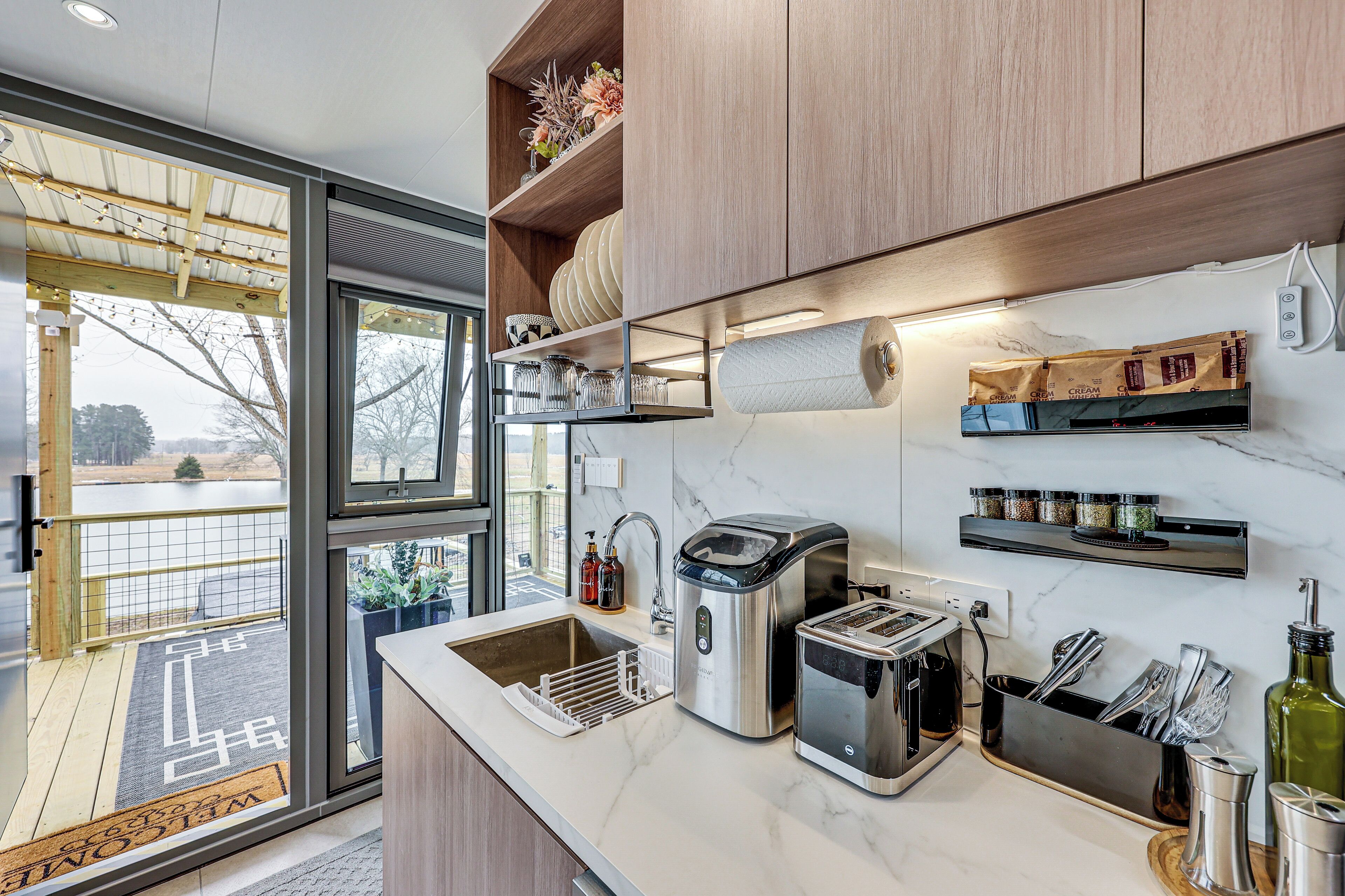 المنشأة من الداخل