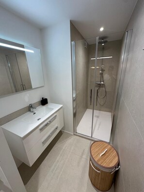 Shower, hair dryer, towels, soap - SUN TROPEZ: Enjoy a unique setting between canals and the Mediterranean (Port Grimaud)