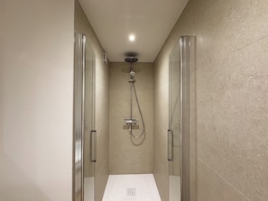 Een douche, een haardroger, handdoeken, zeep
