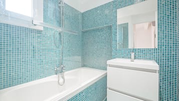 Sèche-cheveux, serviettes fournies, savon, papier toilette