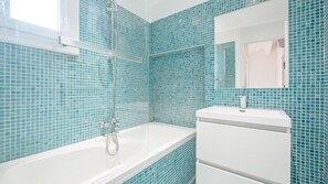 Haartrockner, Handtücher, Seife, Toilettenpapier