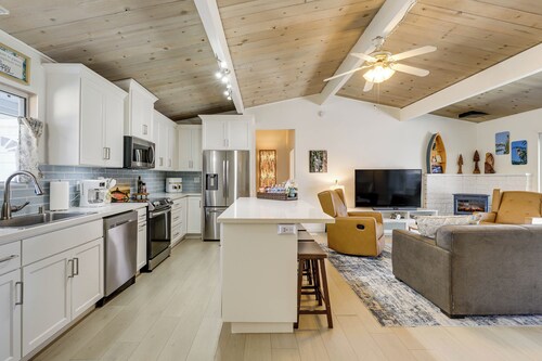 Clear Lake Gem on Canal w/ Dock: Dogs Welcome!