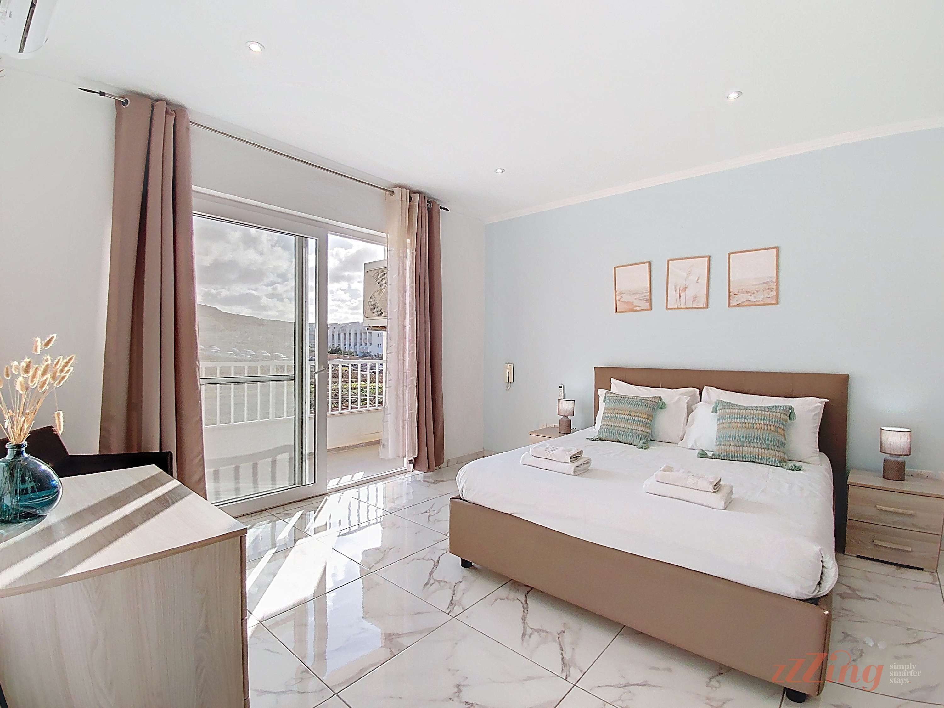 Een bureau, een strijkplank/strijkijzer, reisbedje, wifi