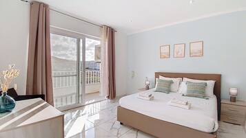 Een bureau, een strijkplank/strijkijzer, reisbedje, wifi