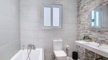 Doccia, asciugacapelli, asciugamani, shampoo