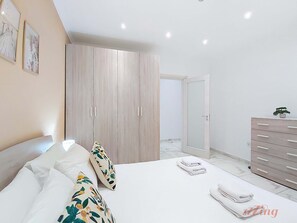 Schreibtisch, Bügeleisen/Bügelbrett, Reisekinderbett, WLAN