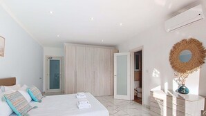 3 soverom, skrivebord, strykejern/-brett og reiseseng for barn