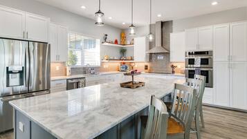 House (5 Bedrooms) | Interior