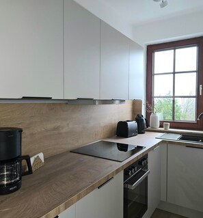 Een koelkast, een oven, een kookplaat, een vaatwasser