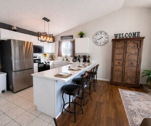 Geladeira, micro-ondas, fogão, cooktop