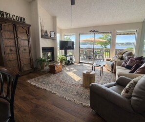 TV, fireplace - Stillwater Shores Lakefront 2bd/2BA Pool, Hot Tub 6PP (Village of Four Seasons)