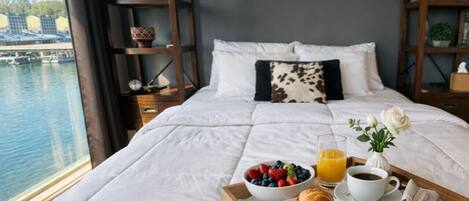 Bureau, fer et planche à repasser, lit parapluie, Wi-Fi