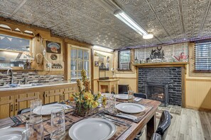 Interior - Gazebo, Fire Pit! Woodsy Cabin By Black Rock Mtn (Mountain City)