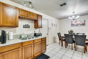 Interior - Hot Tub! Dog-friendly Gem 6 Mi to Dtwn Brownsville (Brownsville)