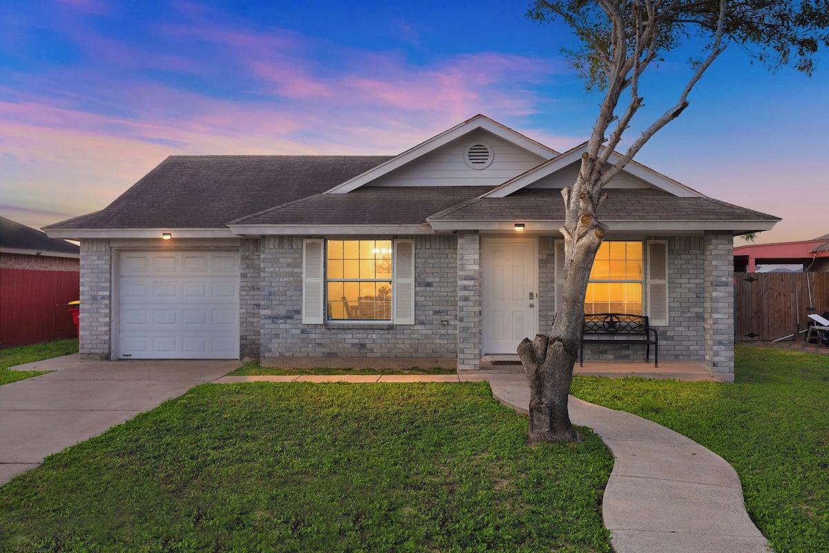 House (4 Bedrooms) | Front of property