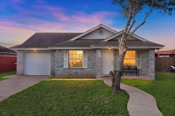 House (4 Bedrooms) | Front of property