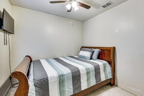 Interior - Hot Tub! Dog-friendly Gem 6 Mi to Dtwn Brownsville (Brownsville)