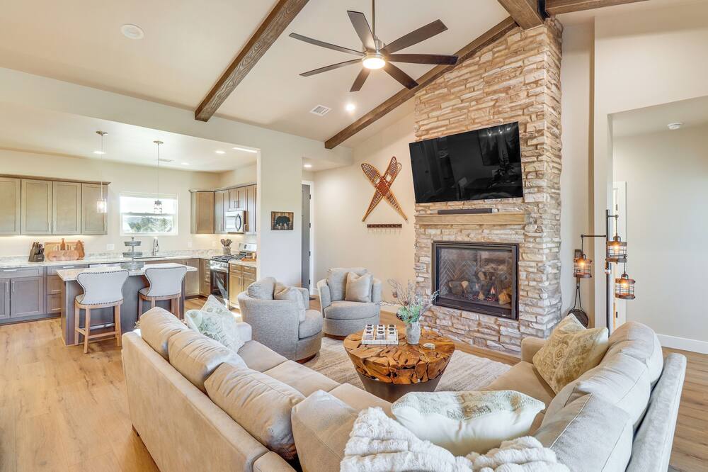 Brand-new Show Low Home w/ Grill, Deck & Ping-pong - Show Low, AZ
