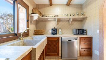 Kylskåp, mikrovågsugn, ugn och spishäll