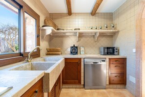 Fridge, microwave, oven, stovetop - Villas2meet Sa Caseta Manacor – Mallorcan Charm near Rafa Nadal Academy (Manacor)