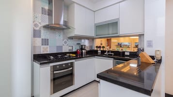 Coffee/tea maker, fridge, microwave, oven