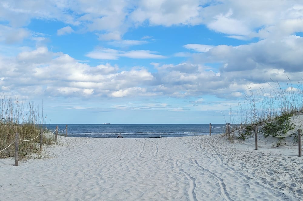 4 Mi to Atlantic Beach: Chic & Trendy Townhouse!
