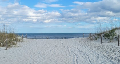 4 Mi to Atlantic Beach: Chic & Trendy Townhouse!