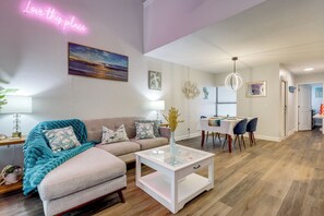 Apartment (3 Bedrooms) | Interior - 4 Mi to Atlantic Beach: Chic & Trendy Townhouse! (Atlantic Beach)