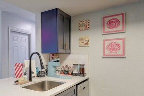 Apartment (3 Bedrooms) | Interior - Chic Townhouse w/ Hot Tub, 4 Mi to Atlantic Beach! (Atlantic Beach)