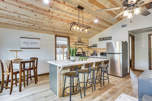 Fish Sam Rayburn! Secluded Cabin w/ Deck & Grill