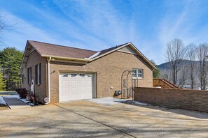 Interior - Great for Groups! Kings Mountain Home on 7 Acres (Kings Mountain)