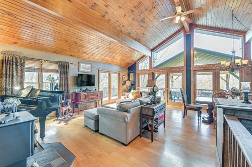 Beautiful & Unique Farmhouse 15 Mi to Saratoga