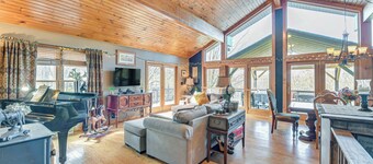 Beautiful & Unique Farmhouse 15 Mi to Saratoga