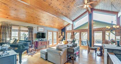 Beautiful & Unique Farmhouse 15 Mi to Saratoga