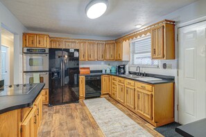 Interior - 1/2 Mi to Kanawha River: Quiet Escape w/ Patio (Belle)