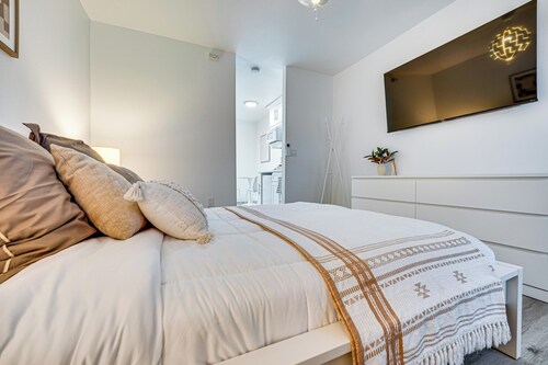 Walk to Main Ave & Soap Lake! Pet-friendly Studio