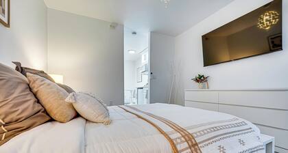 Walk to Main Ave & Soap Lake! Pet-friendly Studio