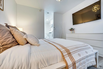 Walk to Main Ave & Soap Lake! Pet-friendly Studio