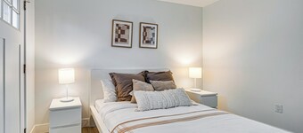 Walk to Main Ave & Soap Lake! Pet-friendly Studio